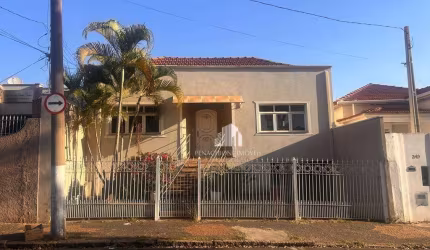 Casa com dois terrenos, com ótima localização em Americana/SP