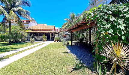 Casa independente com três dormitórios disponível para aluguel mensal, próxima a praia do Peró - Cabo Frio