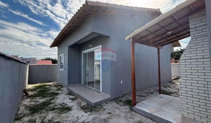 Casa à Venda em Condomínio Fechado – 2 Quartos, Área Gourmet e Quintal em Unamar, Cabo Frio