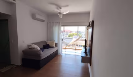 Apartamento à venda na Praia do Forte, Cabo Frio – Reformado, 2 quartos e varanda