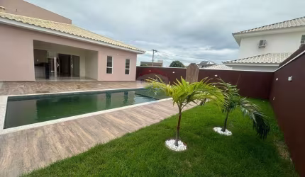Casa no condomínio Blue Garden, com piscina e três quartos e três suítes.