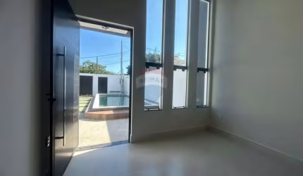 Casa em condomínio três quartos uma suíte e piscina.