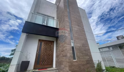 Triplex com 5 suítes em Parque das Flores, Rio das Ostras para locação
