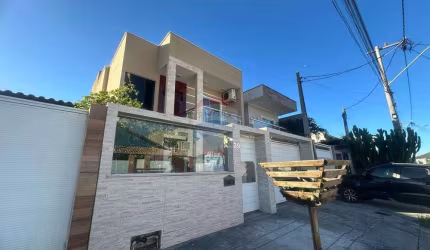 CASA  DUPLEX TRES QUARTOS ,UMA SUITE , TRES  BANHEIROS