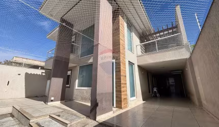 CASA INDEPENDENTE DE ALTO PADRÃO COM 04 QUARTOS. 266 m2 DE ÁREA CONSTRUÍDA