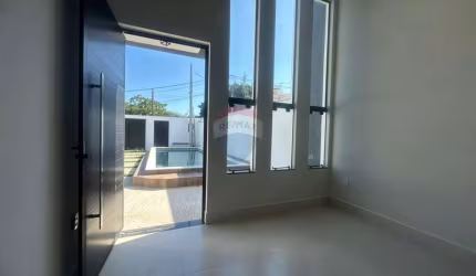 Casa em condomínio três quartos uma suíte e piscina.