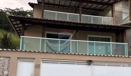 Casa triplex com três quartos , uma sendo suíte , piscina e churrasqueira.