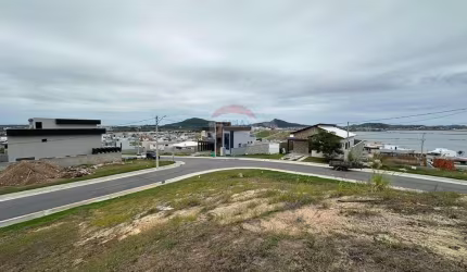 Terreno de Esquina | Vista para a Lagoa | 252m² de Puro Potencial
