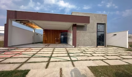 CASA DE ALTO PADÃO NO CONDOMINIO VIVERDE 1 , COM TRES QUARTOS E UMA SUITE E UM BANHEIRO CANADENSE E PLACA SOLAR.
