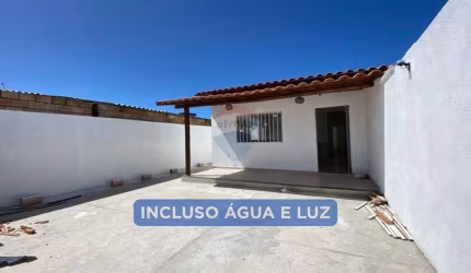 Casa com 2 Quartos, Água e Luz Inclusos, a Apenas 200m da Praia!