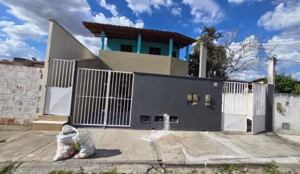 Casa Espaçosa de 1° Andar - 3 Quartos, 1 Suíte
