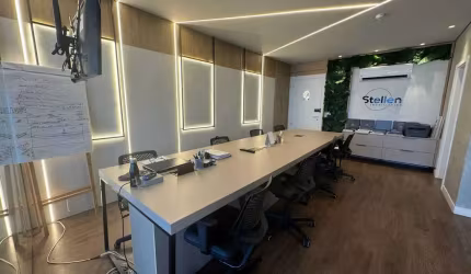 Sala Comercial Mobiliada e Decorada!! Com 41m², Andar Alto e 1 Vaga no Centro de Balneário Camboriú