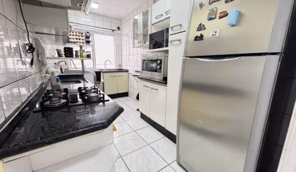 Apartamento quadra mar com 2 dormitórios e 1 vaga de garagem no Centro de Balneário Camboriú