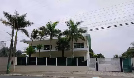 Casa com 5 dormitórios sendo 2 suítes e 5 vagas de garagem no Bairro Cabeçudas em Itajaí