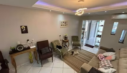 Lindo Sobrado de 120m² com 2 dormitórios sendo 1 suíte e 2 vagas no Santa Regina em Camboriú