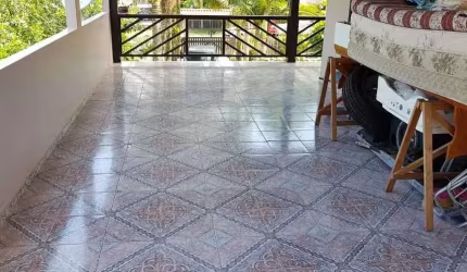 Sobrado com 3 dormitórios sendo 2 suítes e 2 vagas de garagem a 700 M² do mar