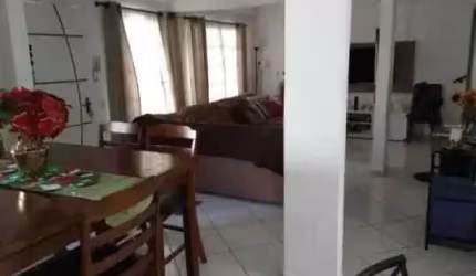 Sobrado com 3 quartos e 3 vagas de garagem no Centro de Balneário Camboriú