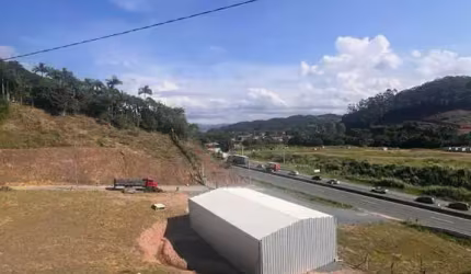 Terreno nas margens da BR 470.