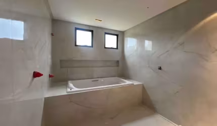 Casa em condomínio fechado com 5 suítes e 4 vagas de garagem em Camboriú