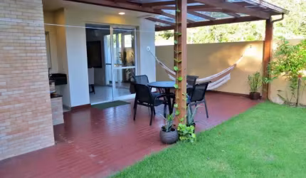 Casa em condomínio com 3 suítes e 3 vagas de garagem no Bairro Sambaqui em Florianópolis