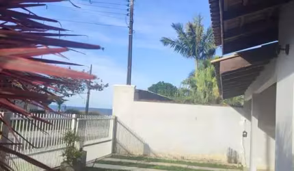 Casa quadra mar com 3 dormitórios sendo 2 suítes e 2 vagas de garagem em Itapoá