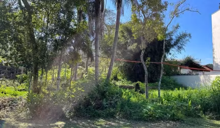 Terreno para venda possui 657 metros quadrados em Praia do Estaleiro - Balneário Camboriú