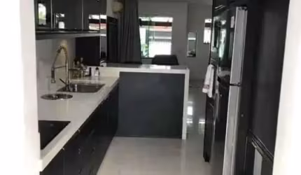 Sobrado com 2 suítes, piscina e churrasqueira a carvão no Centro de Camboriú