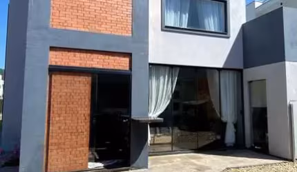 Casa mobiliada em condomínio com 4 dormitórios sendo 1 suíte e 4 vagas de garagem em Camboriú
