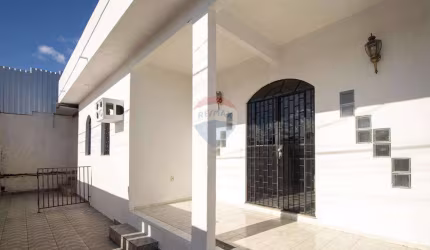 Casa Espaçosa e acessível a venda no Japiim