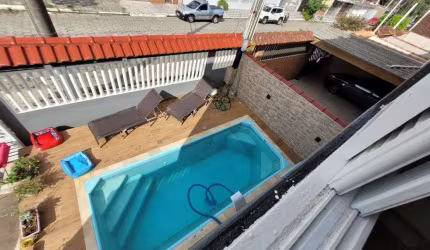 Luxuosa Casa de Dois Andares a Apenas 200m da Praia - 3 Dormitórios, 2 Suítes