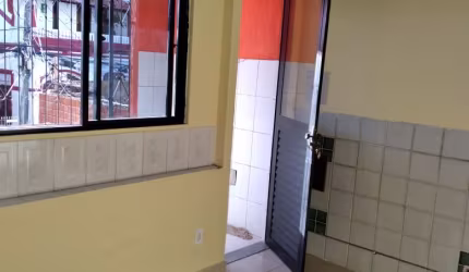 Apartamento Reformado com 2 Quartos e Varanda Próximo ao Metrô e Transporte Público