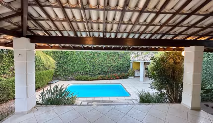 Casa Completa em Condomínio de Alto Padrão em Buraquinho!