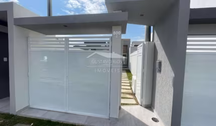 Casa 2 quartos, 2 suítes e garagem.