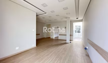Imóvel comercial em ótima localização central, 6 salas,2 suítes, 6 banheiros. 2vagas.