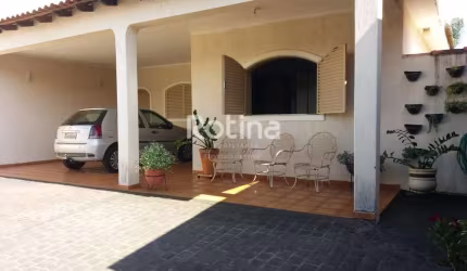 Casa à venda, 3 quartos, Umuarama - Uberlândia/MG - Rotina Imobiliária
