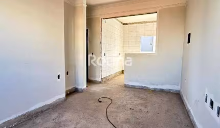 Apto no Santa Mônica, acabamento de primeira, elevador, 2quartos(suíte) ótima localização.