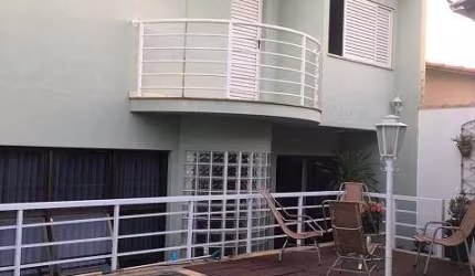 CASA À VENDA ESTILO SOBRADO
