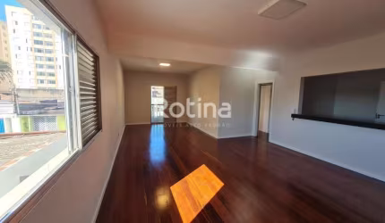 Apartamento no Bairro Martins, todo reformado e ótima localização.