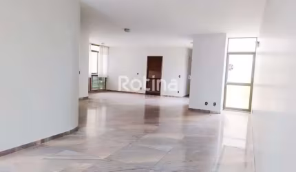 Amplo apartamento no Centro