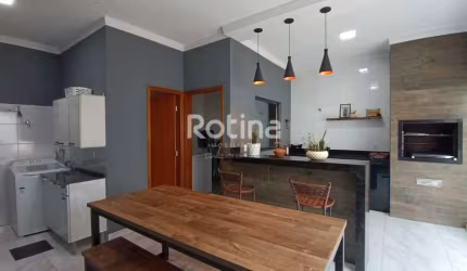 Casa com 3 Quartos e 2 banheiros à Venda, 195 m² por R$ 650.000