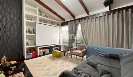 Casa com 3 Quartos e 2 banheiros à Venda, 229 m² por R$ 800.000