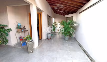 Casa à venda, 3 quartos, Santa Mônica - Uberlândia/MG - Rotina Imobiliária