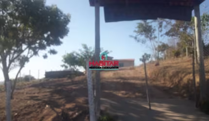 Chácara com barracão, água e luz, 2 km do asfalto.