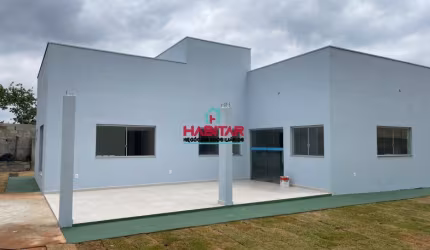 Localizada em um condomínio fechado, a casa oferece segurança e privacidade aos moradores, o que é uma vantagem considerável.