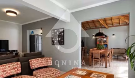 Casa a Venda terreno 450m 3 dorms 1 suíte e amplo quintal  por R$ 1.900.000 no Cond.Nature Village 2 - Jd Ermida 1 em Jundiaí-SP