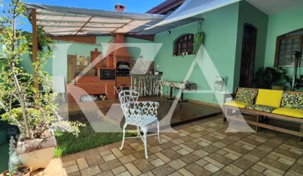 Casa a venda na Quinta das Videiras, com 228m2 de área construída com infra estrutura para toda a família,  4 dormitórios e 5 banheiros 4 vagas.