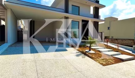 Casa em Condomínio com 3 suítes espaço para instalação de ampla piscina