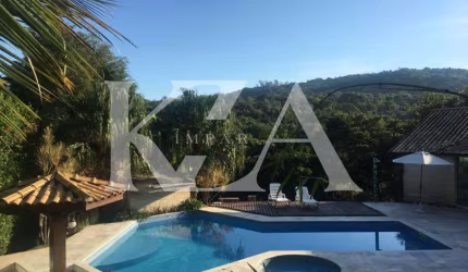 Chácara de luxo no Condomínio Ribeirão 2 com aquecimento solar, piscina e jacuzzi, em Itupeva-SP