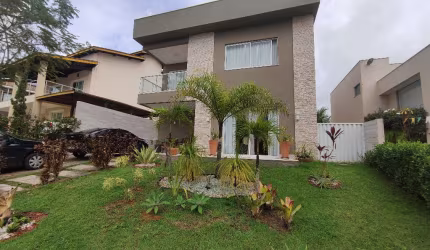 Casa duplex com energia solar piscina e armários planejados no Alphaville Litoral Norte 2