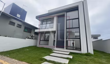 Casa duplex com piscina em condomínio de alto padrão em Vilas do Atlântico